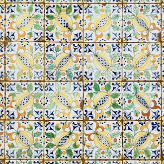 Een veld van 48 polychrome Delftse tegels met granaatappels voor de Engelse markt, 19e eeuw